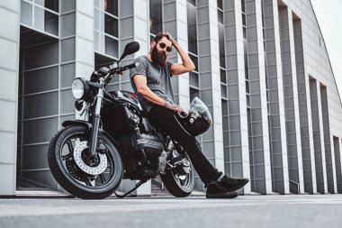 Sakallı bisikletçinin motosikletiyle ürperen portresi