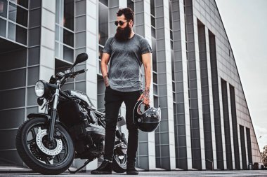 Sakallı bisikletçinin motosikletiyle ürperen portresi