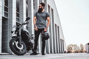 Sakallı bisikletçinin motosikletiyle ürperen portresi
