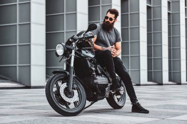 Sakallı bisikletçinin motosikletiyle ürperen portresi