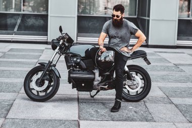 Sakallı bisikletçinin motosikletiyle ürperen portresi