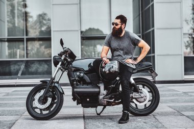 Sakallı bisikletçinin motosikletiyle ürperen portresi