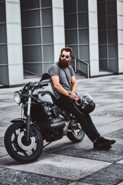 Sakallı bisikletçinin motosikletiyle ürperen portresi