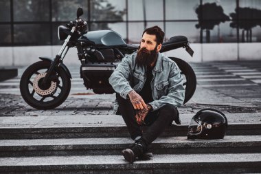 Sakallı bisikletçinin motosikletiyle ürperen portresi