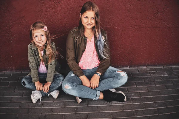 Портрет двох красивих сестер зі скейтбордом — стокове фото