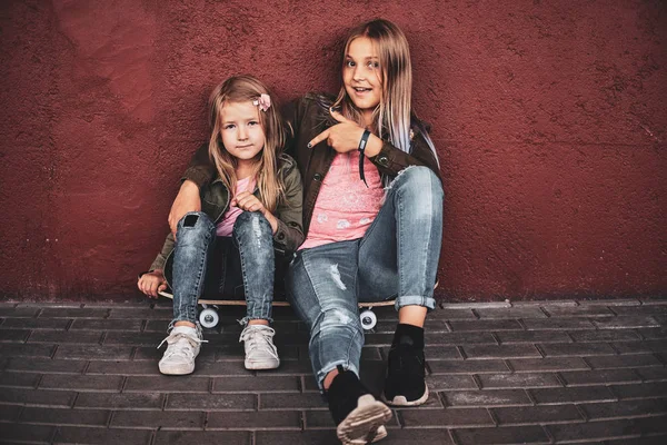 Retrato de duas irmãs bonitas com skate — Fotografia de Stock