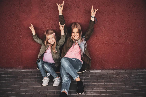 Retrato de dos hermanas guapas con monopatín —  Fotos de Stock