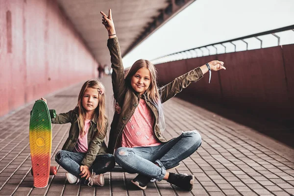 Portret van twee mooie zusters met skateboard — Stockfoto