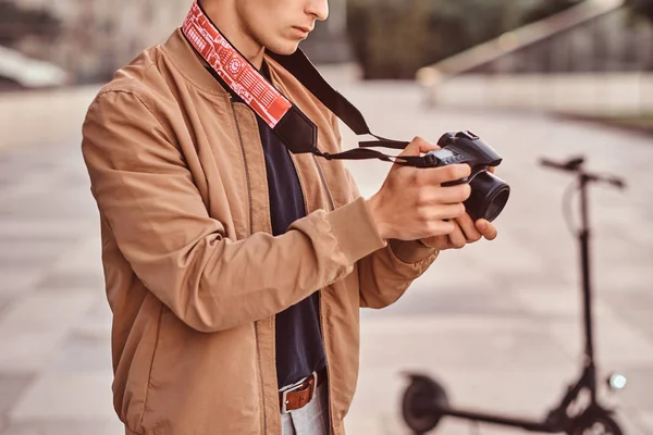 Man met scooter en proto camera is het bekijken van Foto's — Stockfoto