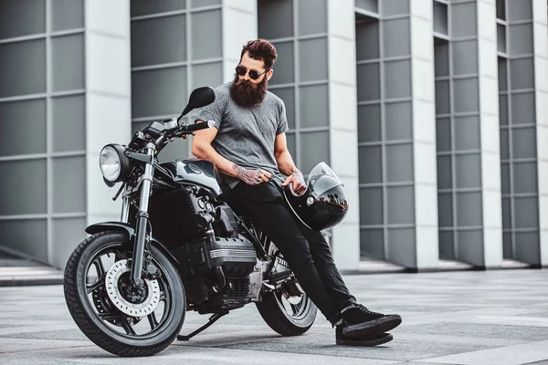 Портрет бородатого байкера, отдыхающего со своим мотоциклом — стоковое фото
