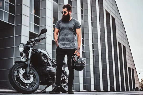 Retrato del motorista barbudo que se enfría con su moto — Foto de Stock