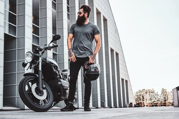 Portret van bebaarde Biker chillen met zijn motor — Stockfoto