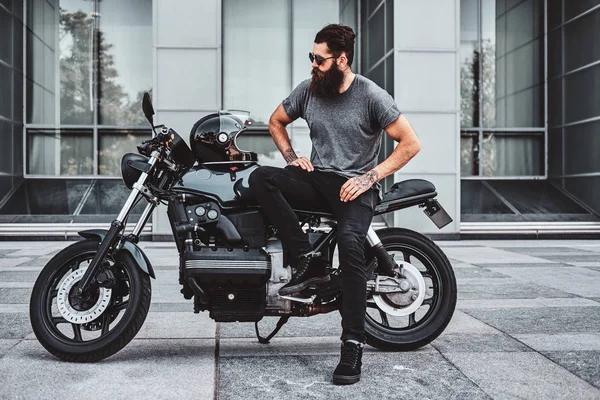 留着胡子的自行车手与他的摩托车的寒意的肖像 — 图库照片