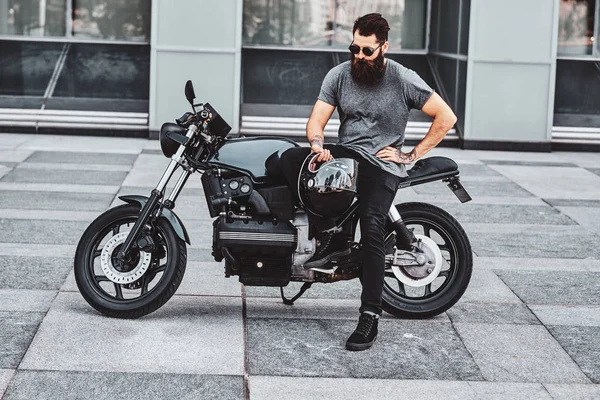 Portret van bebaarde Biker chillen met zijn motor — Stockfoto