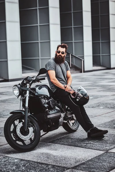 Retrato del motorista barbudo que se enfría con su moto — Foto de Stock