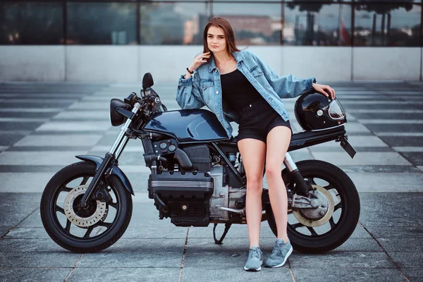 Retrato de chica atractiva posando con moto — Foto de Stock