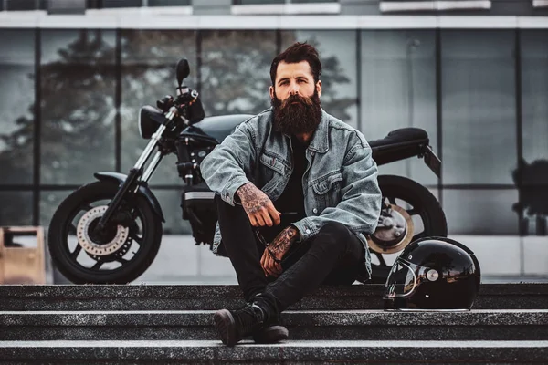 Portret van bebaarde Biker chillen met zijn motor — Stockfoto