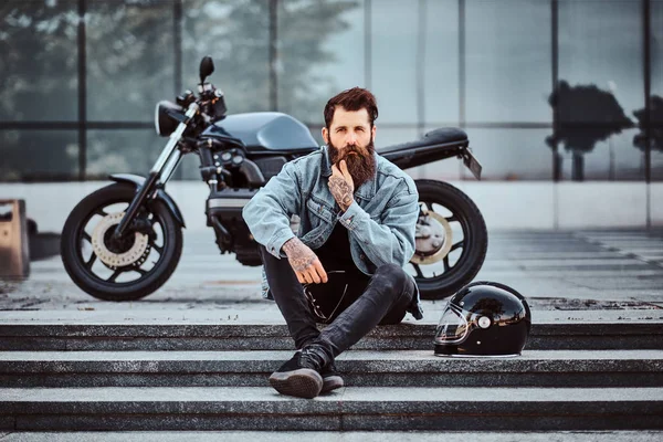 Портрет бородатого байкера з мотоциклом — стокове фото