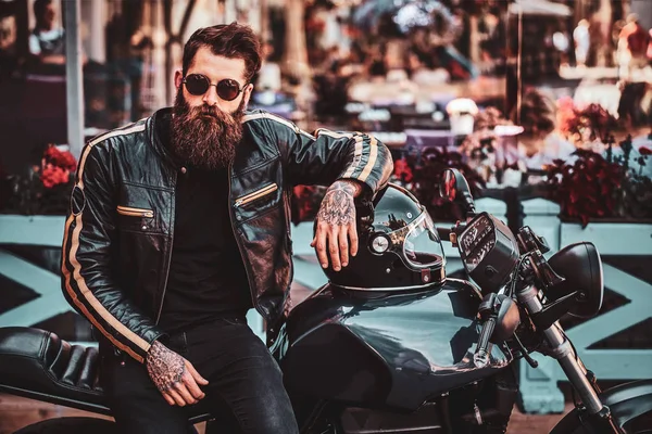 Portret van brute man met fiets en baard — Stockfoto