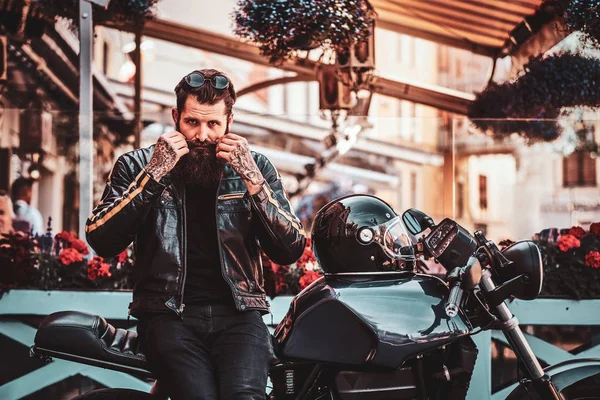 Retrato de hombre brutal con bicicleta y barba — Foto de Stock