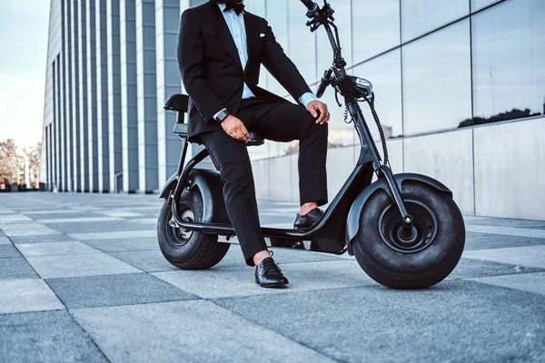 El hombre está posando cerca de su moderna bicicleta eléctrica —  Fotos de Stock