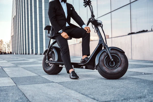 Man poseren in de buurt van zijn moderne Electro fiets — Stockfoto