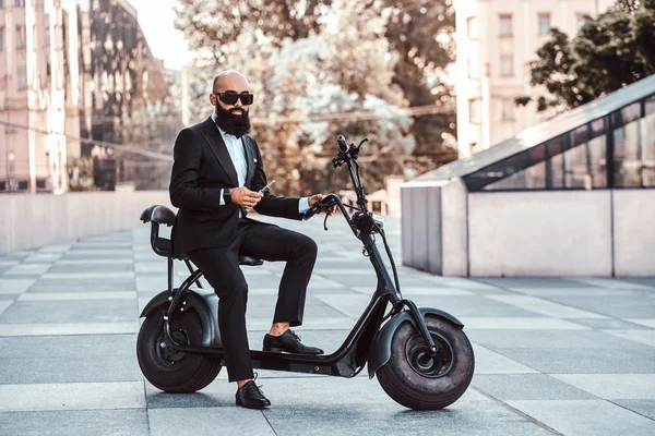 El hombre moderno está sentado en su nuevo electro scooter —  Fotos de Stock