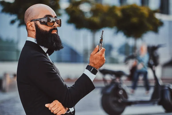 El hombre barbudo moderno está fumando varoriser —  Fotos de Stock