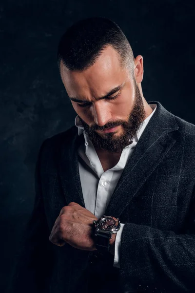 Retrato de hombre de negocios elegante en el estudio de fotografía oscura — Foto de Stock