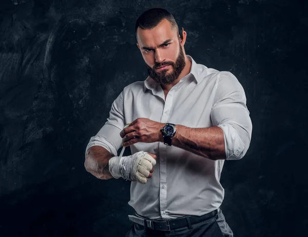 Portrét tvařený vousatý muž s boxerskými rukavicemi — Stock fotografie