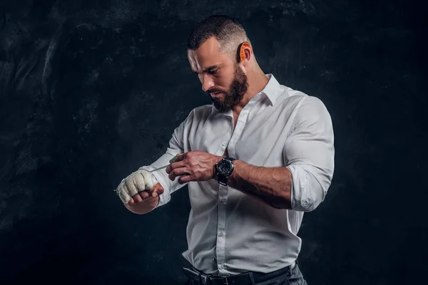 Portret van brutale bebaarde man met bokshandschoenen — Stockfoto