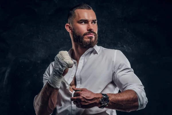 Retrato de homem barbudo atrevido com luvas de boxe — Fotografia de Stock