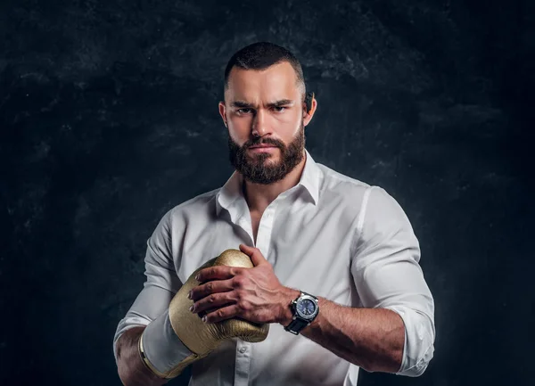 Retrato de homem barbudo atrevido com luvas de boxe — Fotografia de Stock