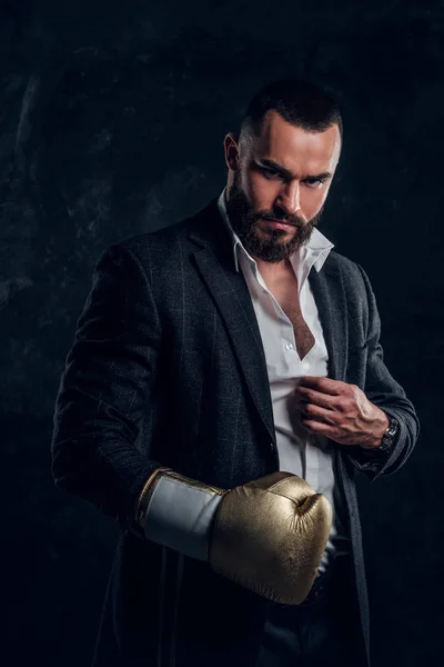 Porträtt av vacker skäggiga man i boxning handskar — Stockfoto