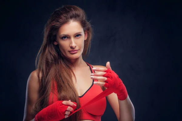 Retrato de mujer hermosa en sujetador deportivo rojo — Foto de Stock