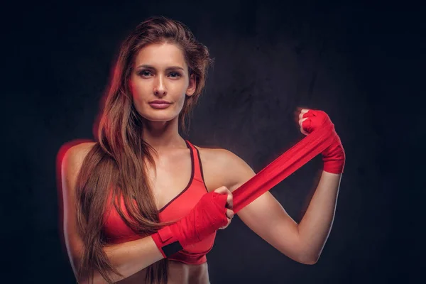 Portret pięknej kobiety w czerwonym sportowym staniku — Zdjęcie stockowe