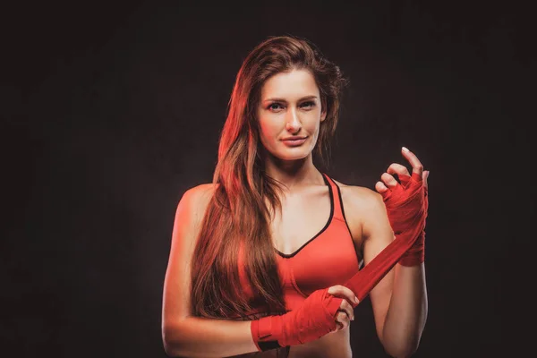 Portrait de belle femme en soutien-gorge de sport rouge — Photo