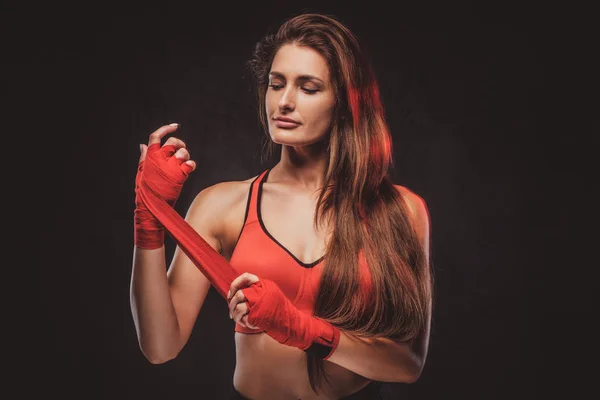 Retrato de mulher bonita em sutiã esportivo vermelho — Fotografia de Stock