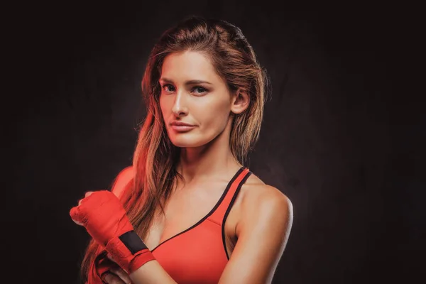 Portret van mooie vrouw in rode sportieve beha — Stockfoto