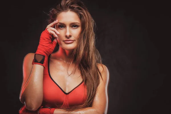 Portret van mooie vrouw in rode sportieve beha — Stockfoto