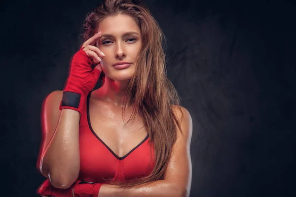 Retrato de mulher bonita em sutiã esportivo vermelho — Fotografia de Stock