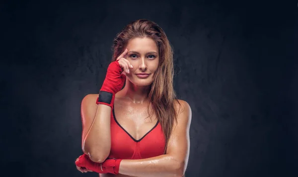 Portrait de belle femme en soutien-gorge de sport rouge — Photo