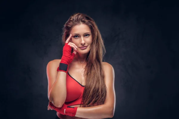 Portret van mooie vrouw in rode sportieve beha — Stockfoto