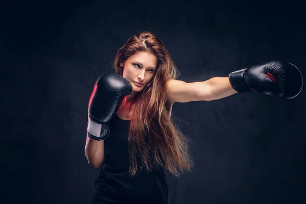Retrato de morena atractiva en guantes de boxeo —  Fotos de Stock