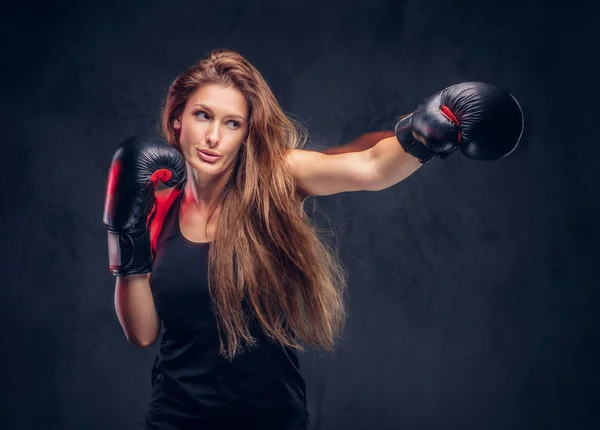 Porträt der attraktiven Brünette in Boxhandschuhen — Stockfoto