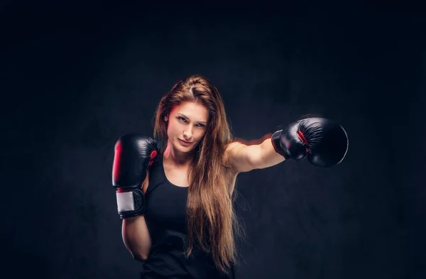 Retrato de morena atractiva en guantes de boxeo —  Fotos de Stock