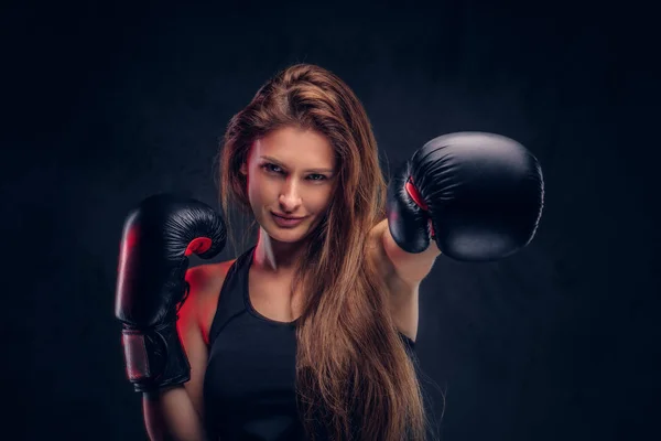 Porträt der attraktiven Brünette in Boxhandschuhen — Stockfoto