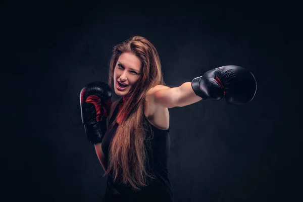 Portrét atraktivní Brunetky v boxerských rukavicích — Stock fotografie