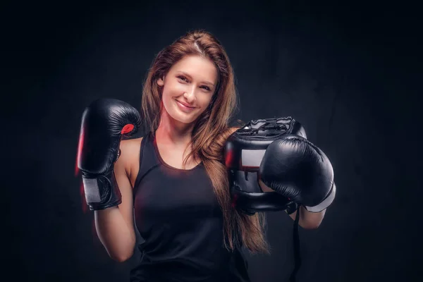 Portret van aantrekkelijke vrouw met Boxer handschoenen en helm — Stockfoto