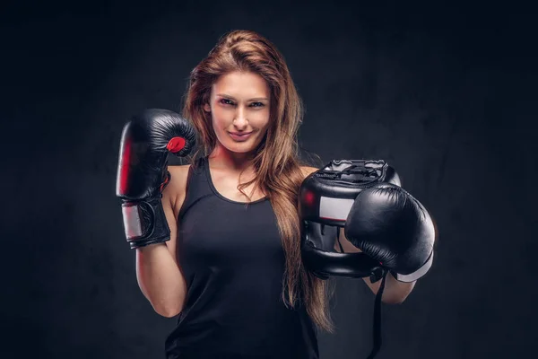 Retrato de mujer atractiva con guantes de boxeador y casco —  Fotos de Stock